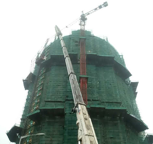 金口河吊车在工地上作业
